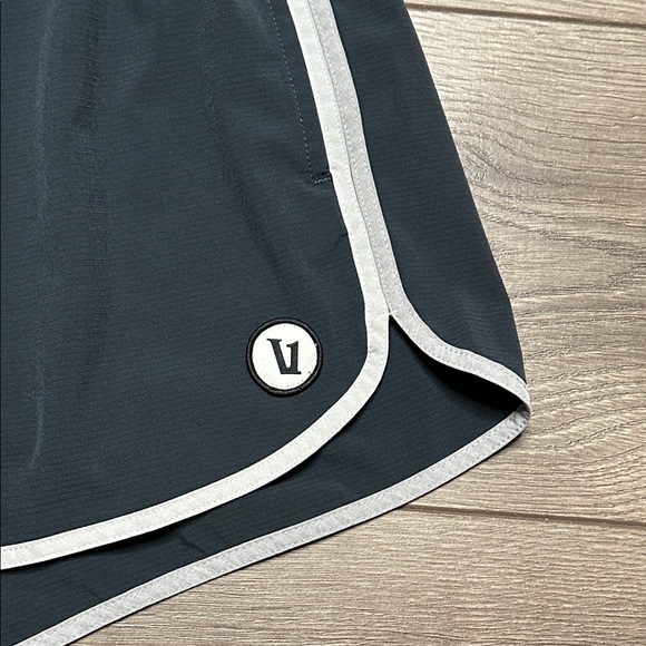Vuori Cardiff High Rise Active Shorts Charcoal Gray Size Small - Picture 4 of 11